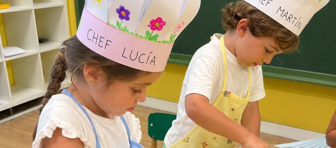 Alumnos cocinando en equipo durante el campamento de verano