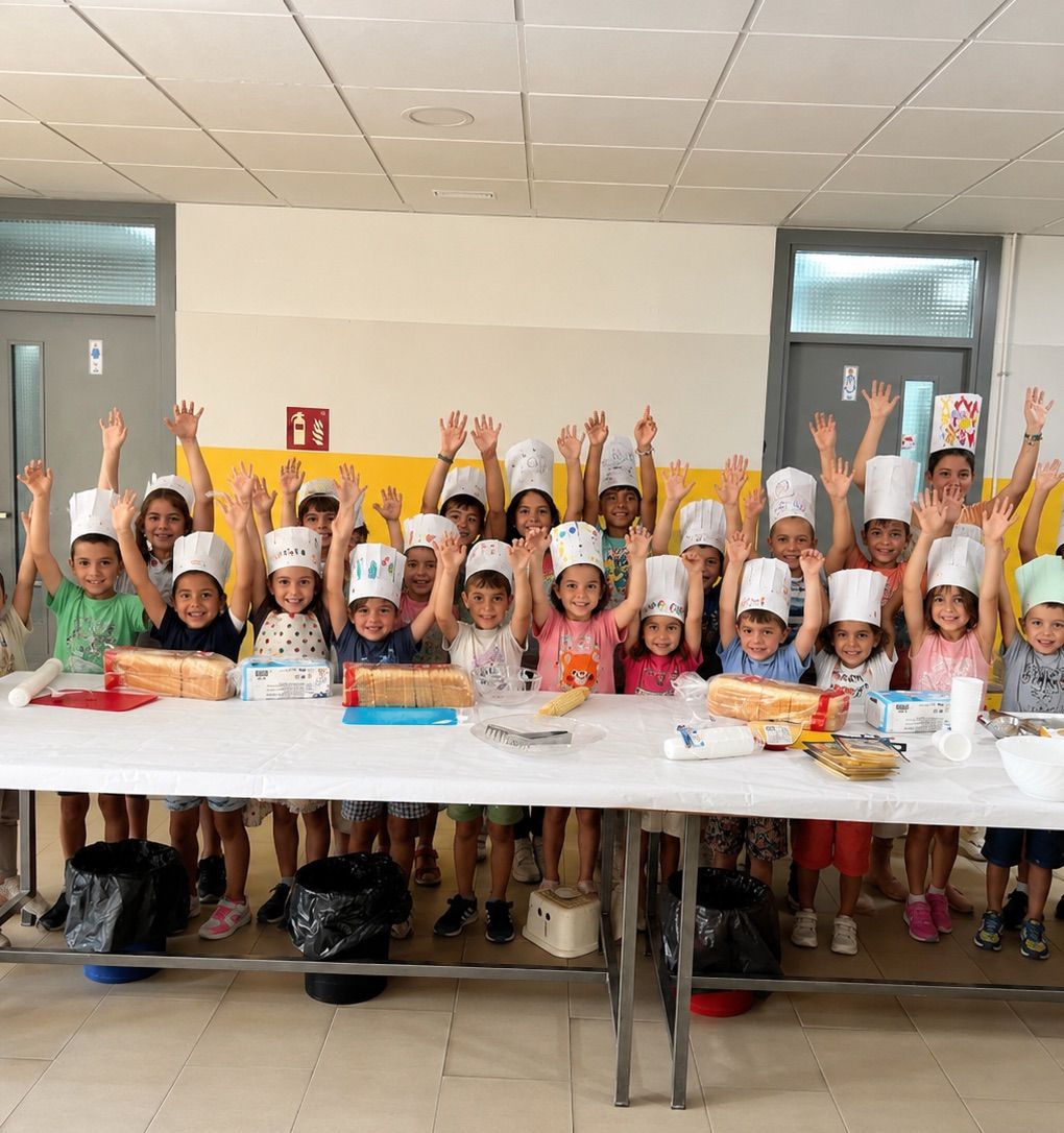 Gran grupo de niños celebrando en el campamento de verano