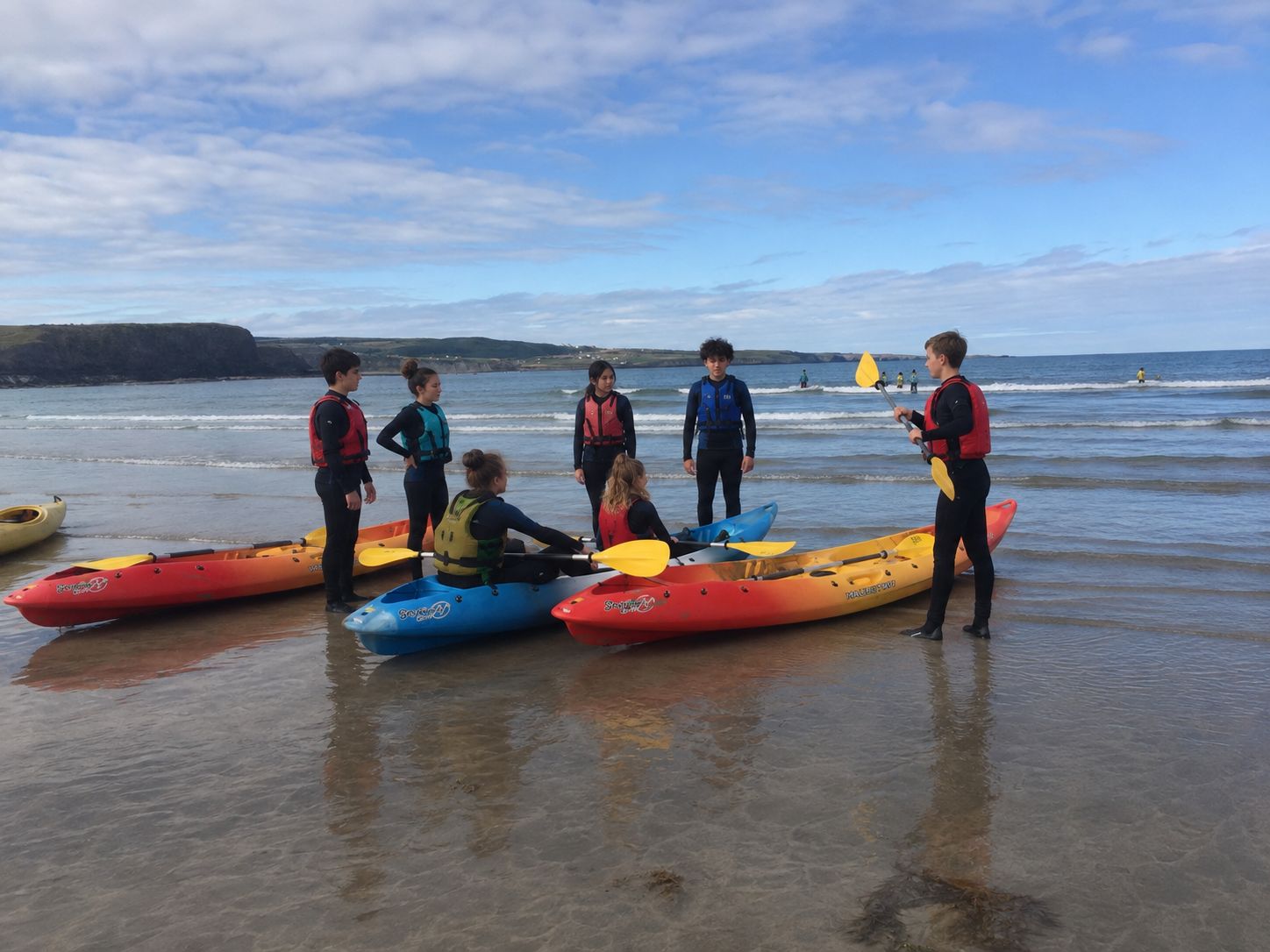 Estudiantes de Interlanguage haciendo kayak durante su experiencia en el extranjero