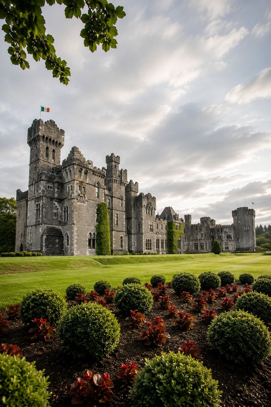 Castillo de piedra con una bandera de Irlanda, bajo un cielo con nubes