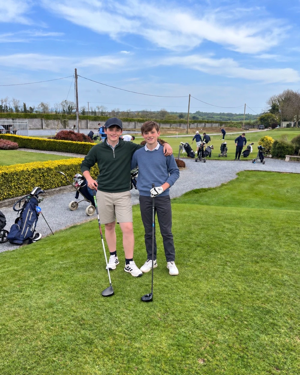 Dos estudiantes de Interlanguage en un campo de golf en Reino Unido